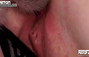 Cuộc gặp gỡ tình dục mãnh liệt và rõ ràng trong sở thú với một gái mại dâm chuyên nghiệp