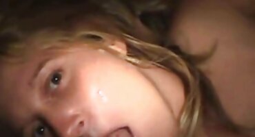 phim chill Anh chàng phá trinh fucks người lạ với vòi nước lớn.