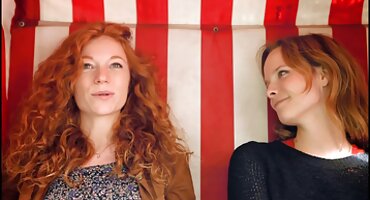 sex lauren phillips BandugUgan có sinh viên đeo kính trong studio. phim sex mỹ đen