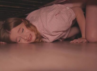 sex lúc đang ngủ Sung sướng sờ lồn khi chị kế bị mắc kẹt dưới gầm giường